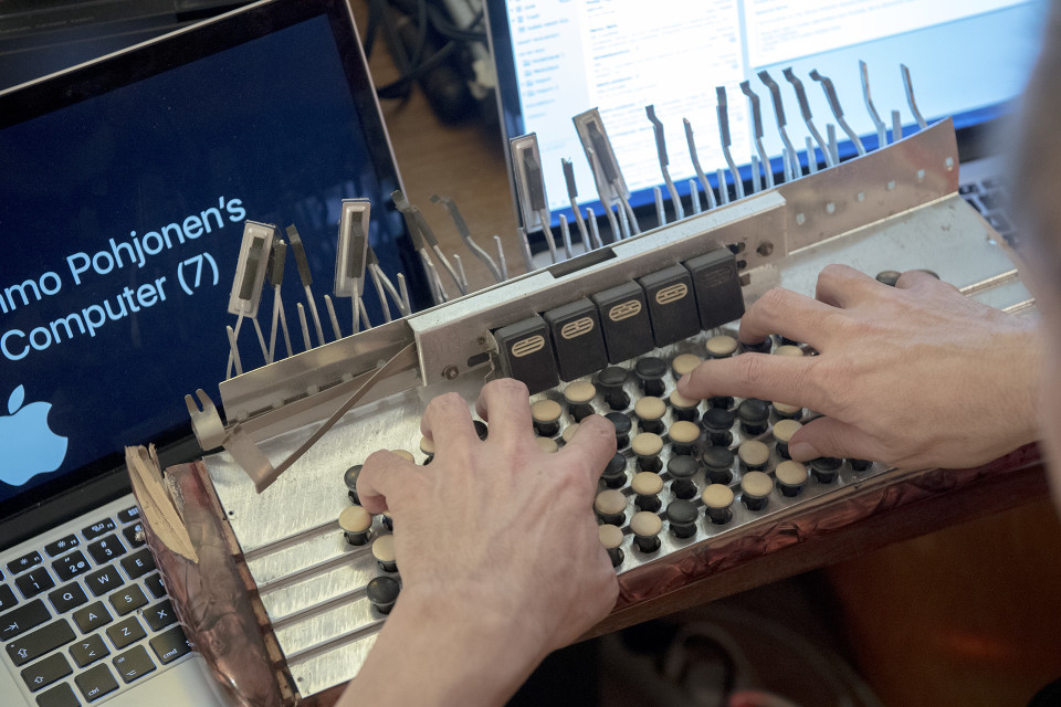 Kimmo Pohjonen naputtelee harmonikan näppäimistöä ja kutsuu sitä kirjoituskoneeksi.