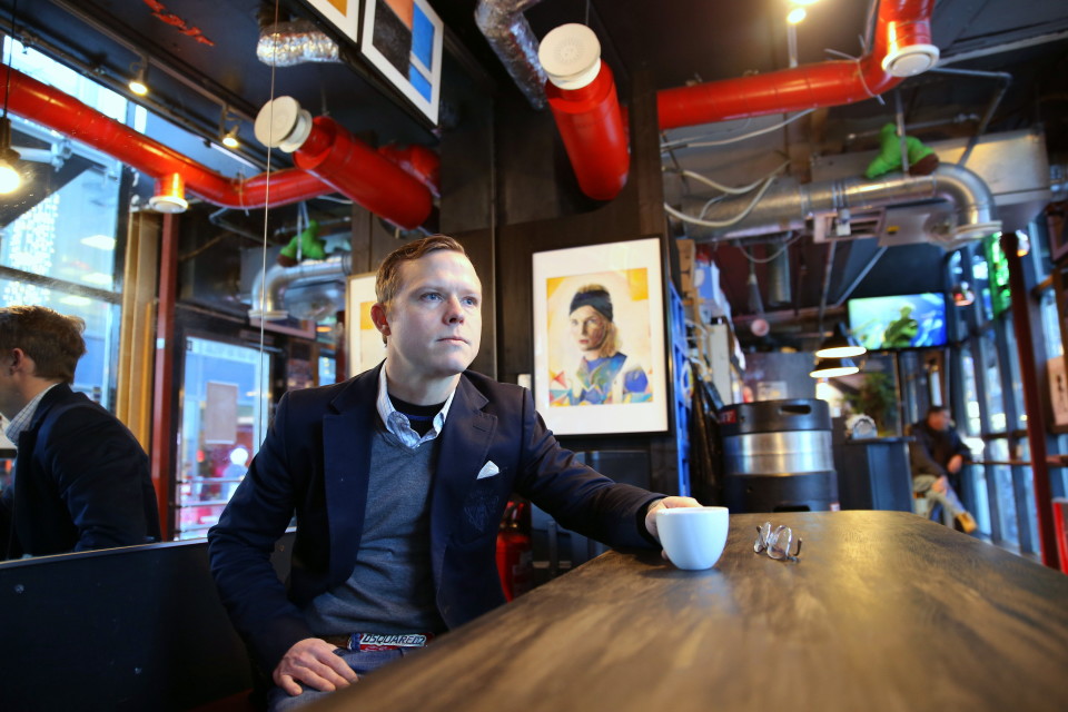 Fredrik Westerlundin pyörittämä Bar Wall St. Helsinki on yksi Toivon tuolla puolen -elokuvan tapahtumapaikoista.