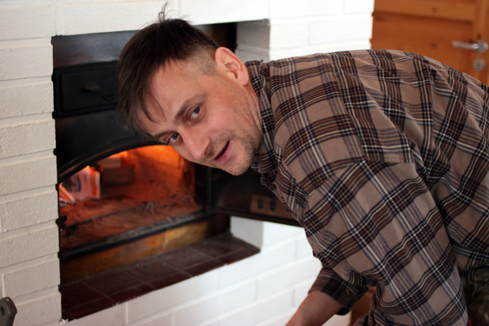 Árpád Kovács sytyttää leivinuunia