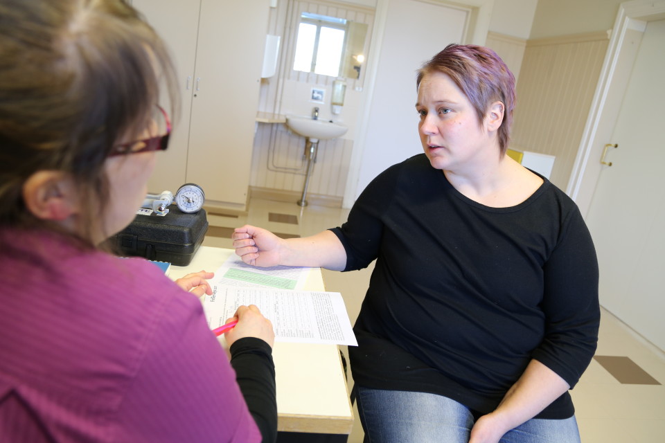 Haminalainen Päivi Natri kävi terveystarkastuksessa keskiviikkona. THL:n tutkimushoitajana Inka Nummela.
