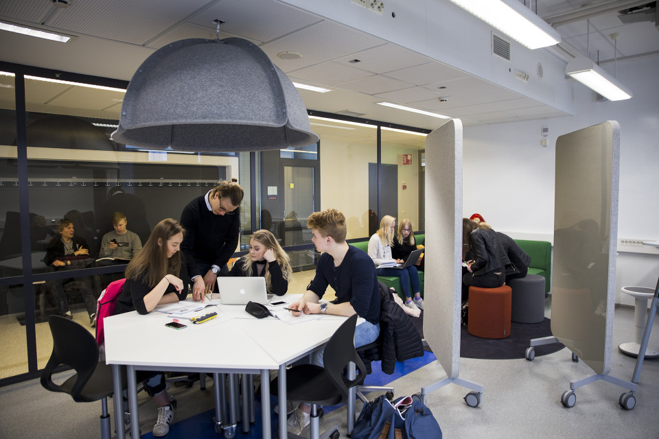 Oppilaat opiskelevat Tikkurilan lukiossa
