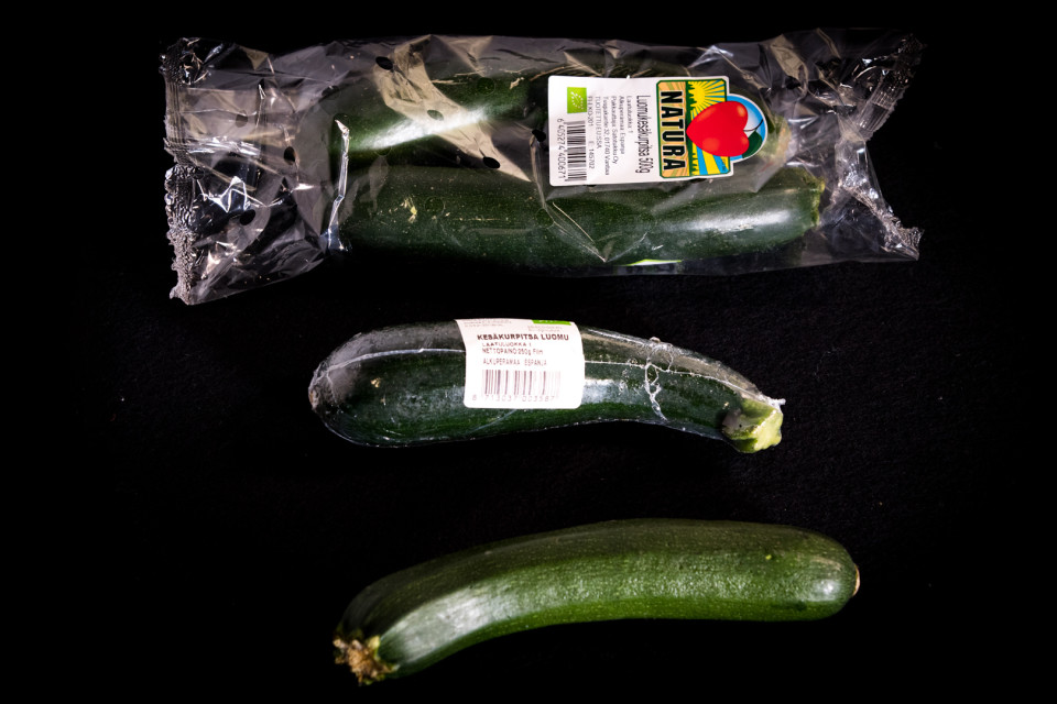 Tavallinen espanjalainen kesäkurpitsa on myynnissä irtotavarana useimmissa kaupoissa. Luomukesäkurpitsa on joko yksittäispakattuna muoviin tai kahden kappaleen isossa muovipakkauksessa.