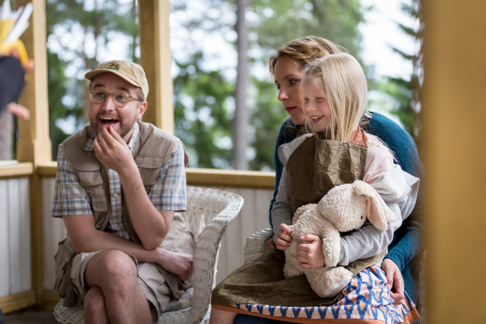 Näyttelijät Joonas Nordman, Niina Lahtinen ja Emily Shipway