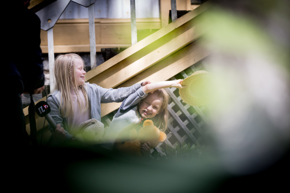 Näyttelijät Emily Shipway ja Ella Kangas