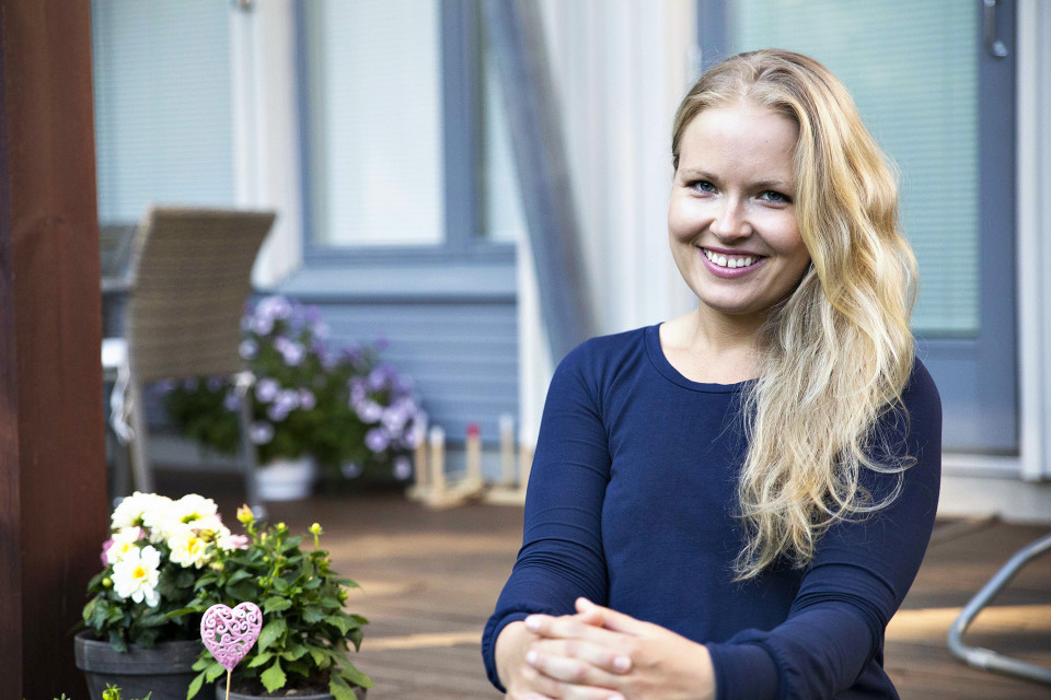 Marin istuu ulkona terassilla.