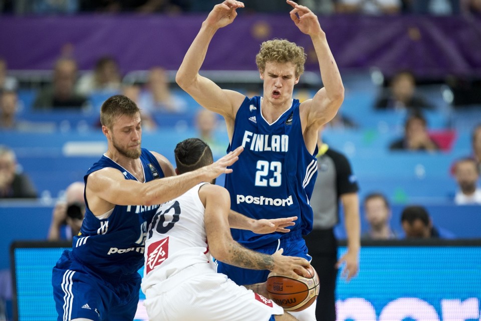 Lauri Markkanen puolustaa
