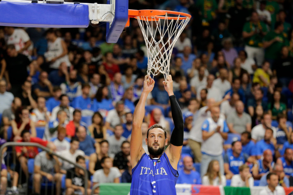 Marco Belinelli roikkuu korisukassa.