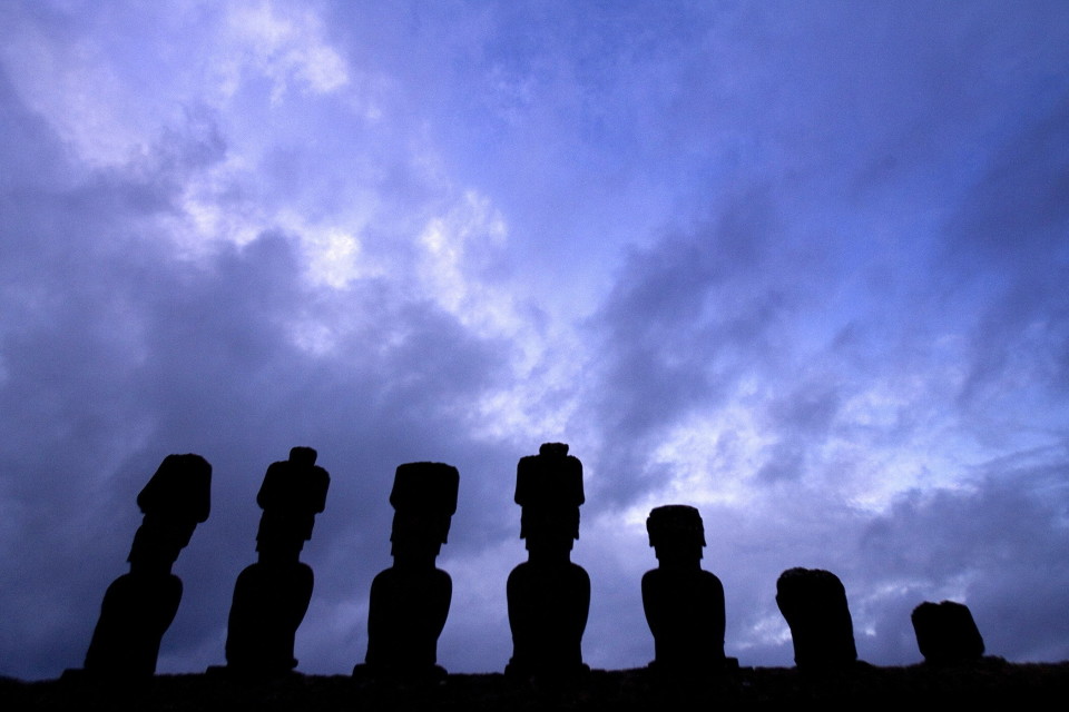 Stenstatyer (moai) på Påskön i södra Stilla havet.
