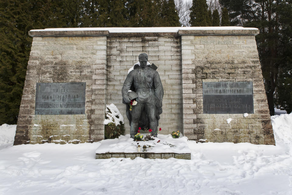 Tallinnan hautausmaalla sijaitseva Pronssisoturi-patsas.