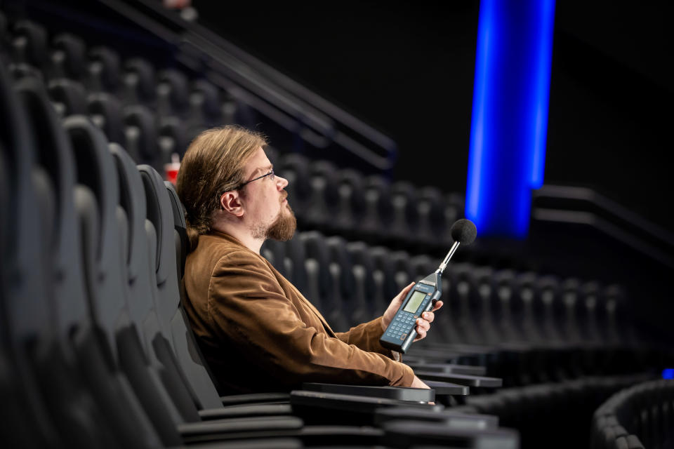 Helimäki Akustikot -yrityksen suunnittelu- ja laatujohtaja Pekka Taina mittaa Imax-elokuvateatterin äänenvoimakkuutta.