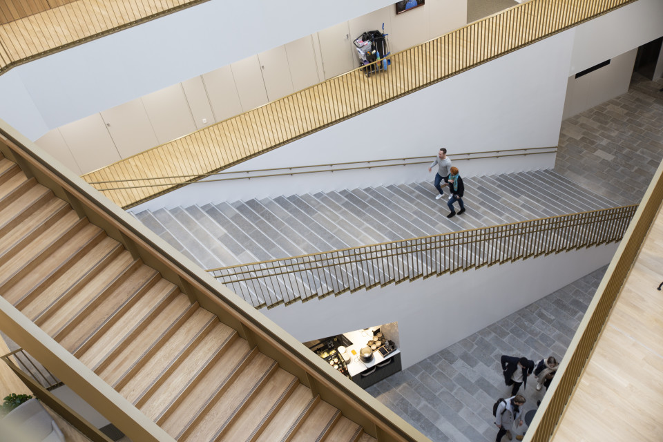 Aalto-yliopiston kauppakorkeakoulun portaikko.