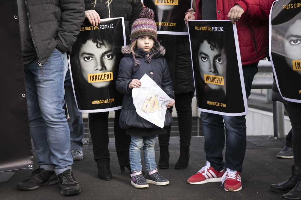 Michael Jackson faneja puolustamassa artistia sen jälkeen, kun Leaving Neverland -dokumentissa Jacksonia syytetään lasten seksuaalisesta hyväksikäytöstä.