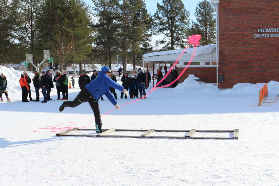 Niko Näkkäläjärvi gollegiehta-suopunginheittokilpailussa Hetan Marianpäivillä 2019