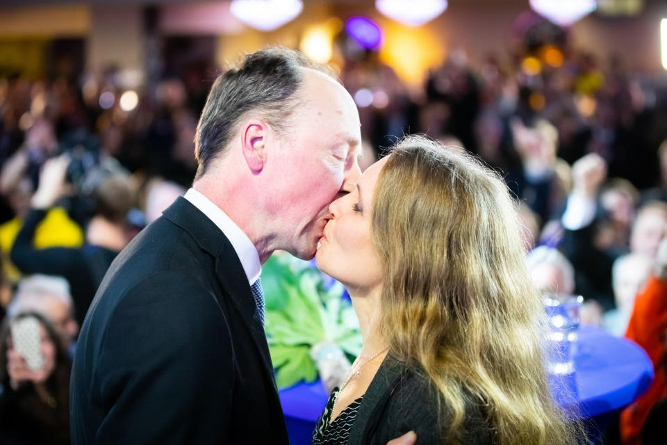 Eduskuntavaalit 2019. Perussuomalaisten vaalivalvojaiset. Jussi Halla-aho suutelee vaimoaan Hilla Halla-ahoa.