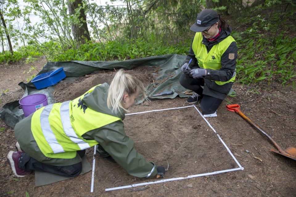 Helsingin yliopiston arkeologian opiskelijat ovat järjestäneet kaivaukset Bodominjärven murhapaikalla.