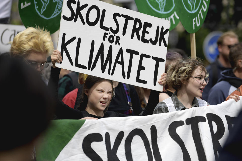 Greta Thunberg går i en klimatstrejk.