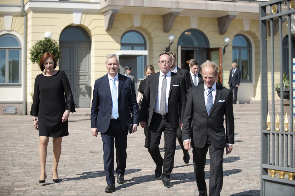 Antti Rinne kävelemässä Presidentinlinnasta Säätytalolle.