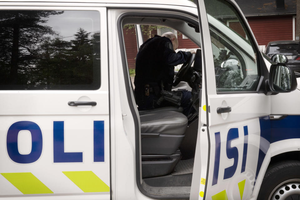 Poliisi poliisiautossa.