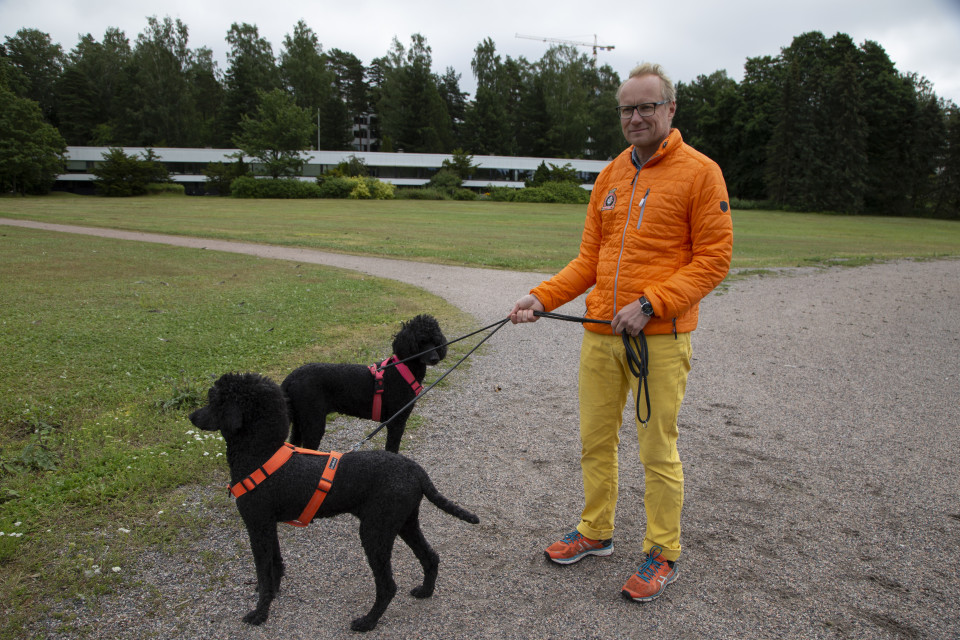 Tatu Miettinen kahden koiransa kanssa Espoon Tapiolan Itärannan puistossa.