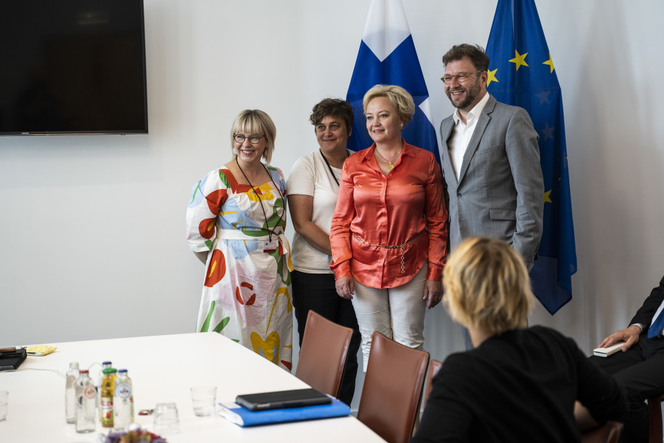 Kuvassa vasemmalta sosiaali- ja terveysministeri Aino-Kaisa Pekonen (vas.), europarlamentaarikot Silvia Modig (GUE/NGL, vas.) ja Elsi Katainen (Renew Europe, kesk.) sekä työministeri Timo Harakka (sd.) Brysselissä kesällä 2019.