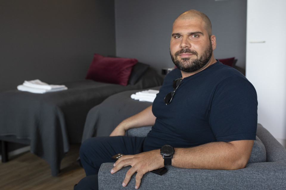 Accede Groupin henkilöstöpäällikön Gianluigi Savaresen tiimi tekee projektityötä Nesteen jalostamolla Kilpilahdessa.