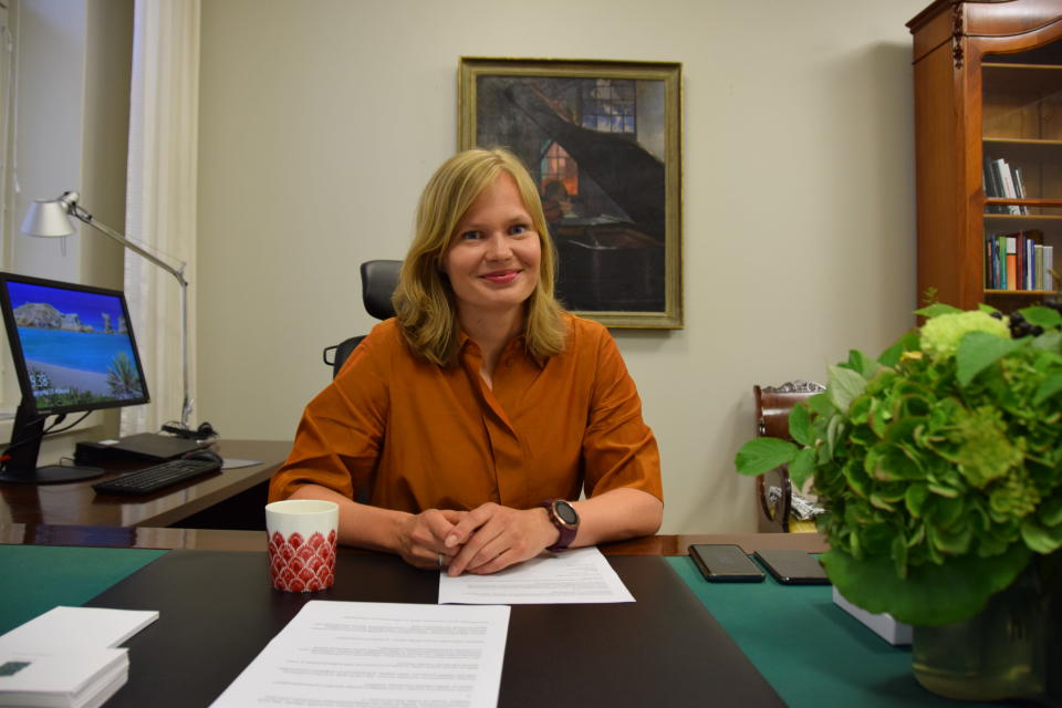 Kulturministern Hanna Kosonen i sitt arbetsrum.
