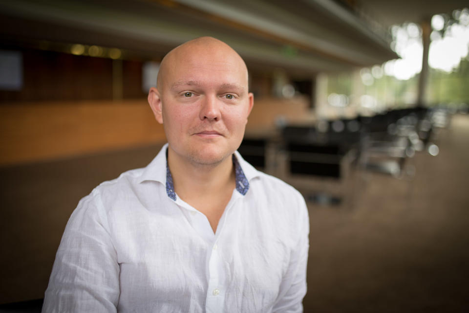 Ohjaaja Samuel Harjanne Kaupunginteatterin lämpiössä.