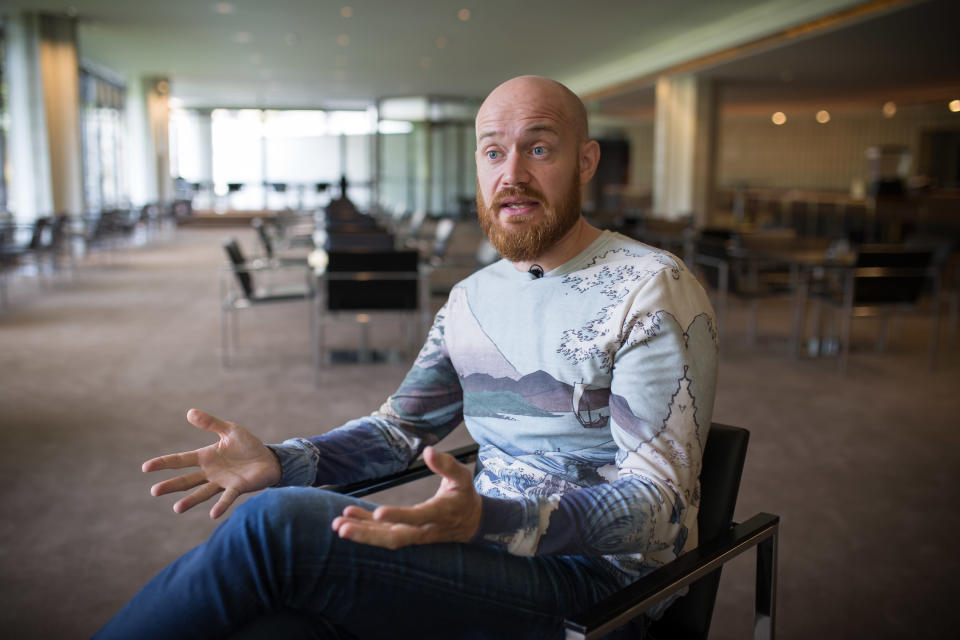 Lavastaja Peter Ahlqvist Kaupunginteatterin lämpiössä.