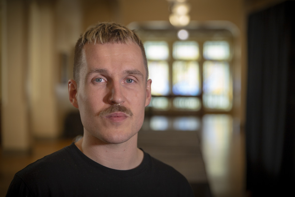 Sapiens näytelmän toinen ohjaaja Jarkko Partanen.