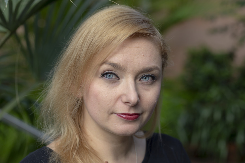 Suvi Auvinen talvipuutarhassa.