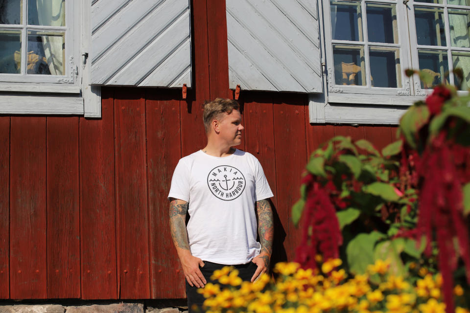 Sohvaperunat-ohjelmasta tuttu Osku Valtonen nojaa seinään.