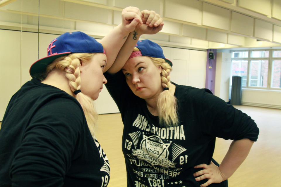 Evaleena Vuorenmaa tanssistudiossa