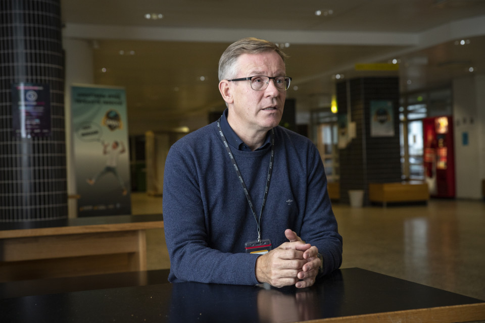 kuntayhtymän johtaja Heikki Helve presidentinkadun oppilaitoksen aulassa
