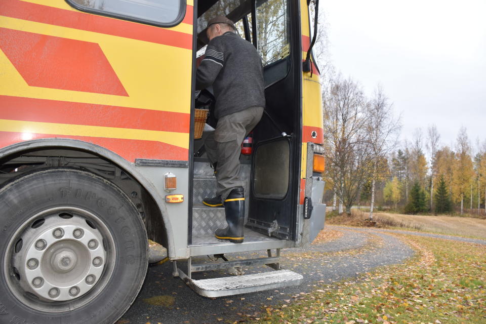 Mies astuu myymäläautoon.