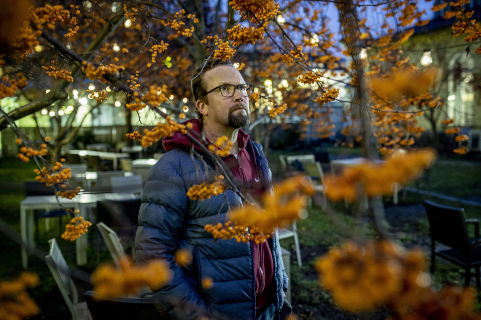 Petteri Summanen kuvattuna Korjaamon pihalla Helsingissä