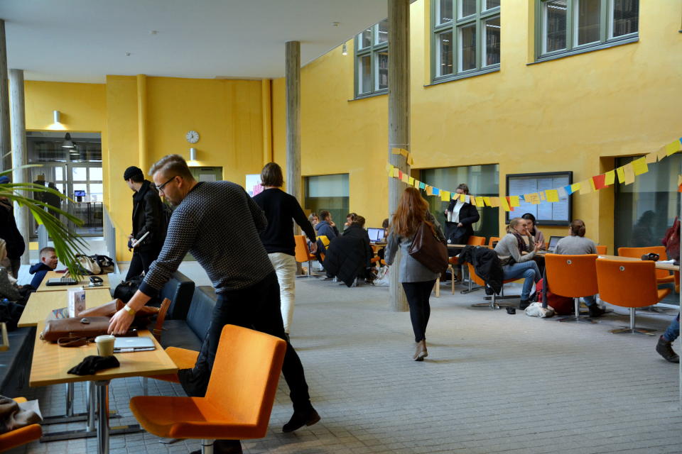 Opiskelijoita Asa-talon auditoriossa Turussa.
