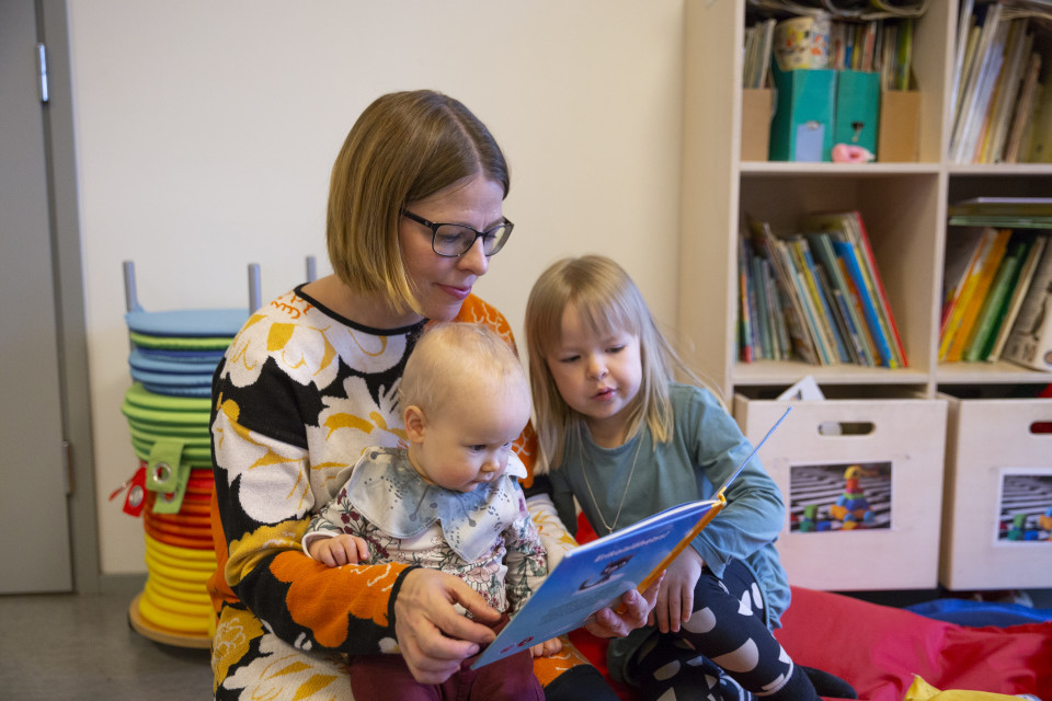 Elina Rantamoijanen ja lapset Hilma (isompi lapsi) ja Saima (vauva)