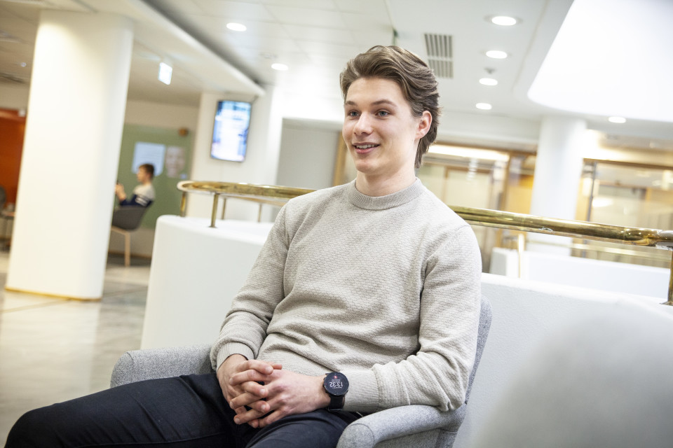 Elias Löppönen istuu Pohjois-Savon osuuspankin aulassa keskustelemassa raha-asioista.