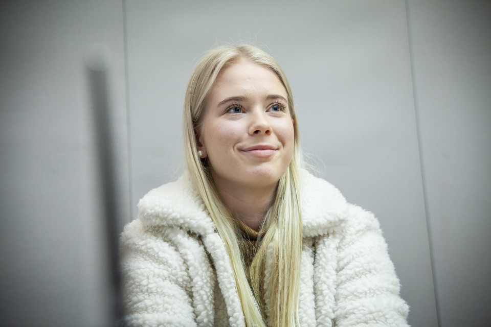 Olivia Honkonen keskustelee raha-asioista Pohjois-Savon Osuuspankissa