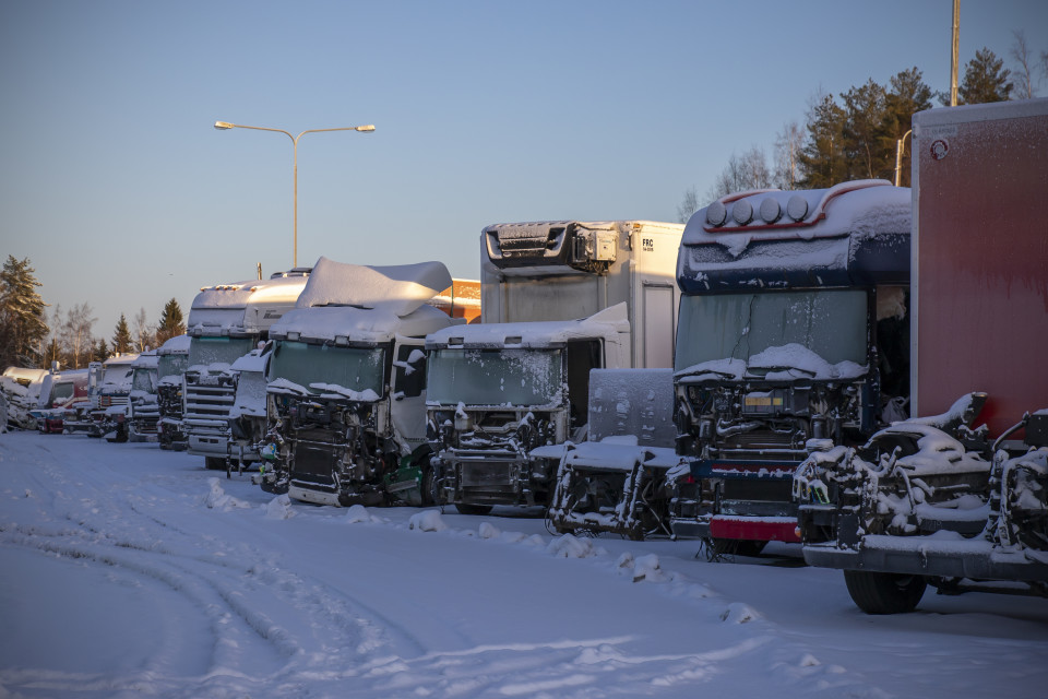 Lumisia rekka-autoja odottamassa purkua.