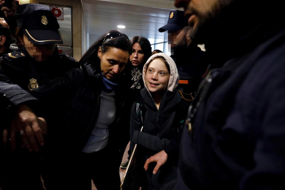 Greta Thunberg poliisien ympäröimänä.