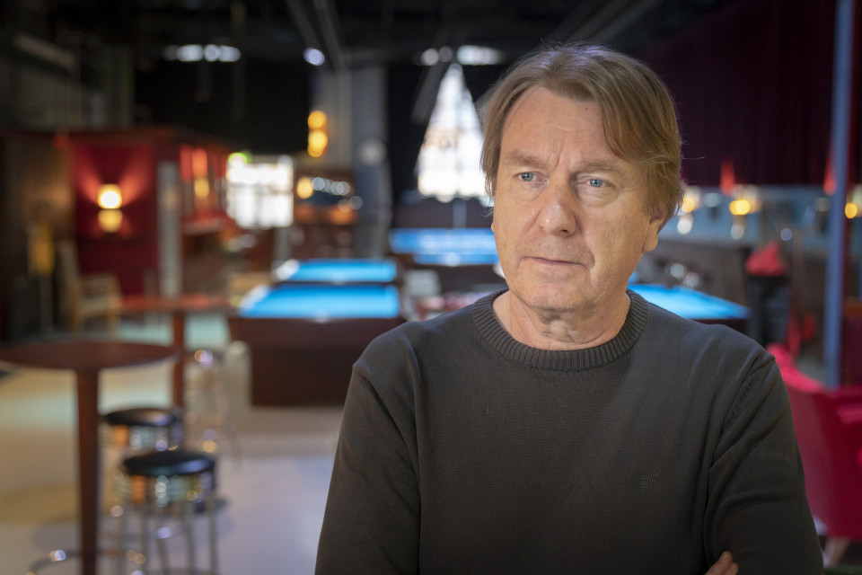 Mika Kaurismäki Corona Baarissa.