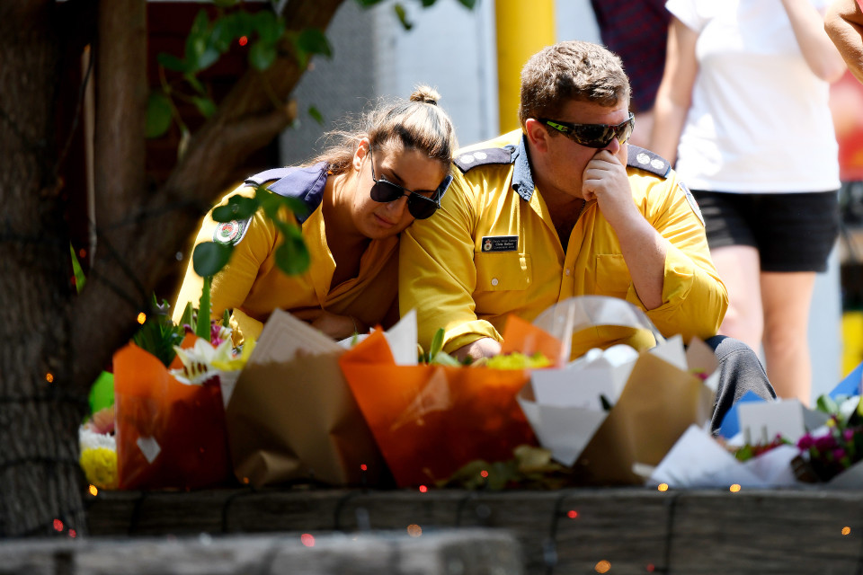 Australialaiset palomiehet surevat kahta kuollutta työtoveriaan.