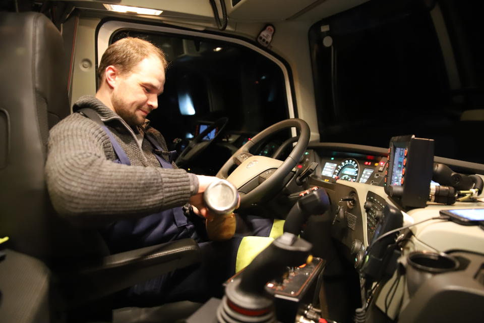 Aura-auton kuljettaja Kalle Kosonen on keittänyt kahvit mukaan, edessä on pitkä yö.