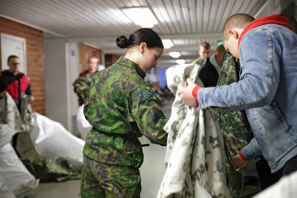 Alikersantti Emilia Jaakkola tekee varustarkastusta uusille alokkaille Parolannummella.