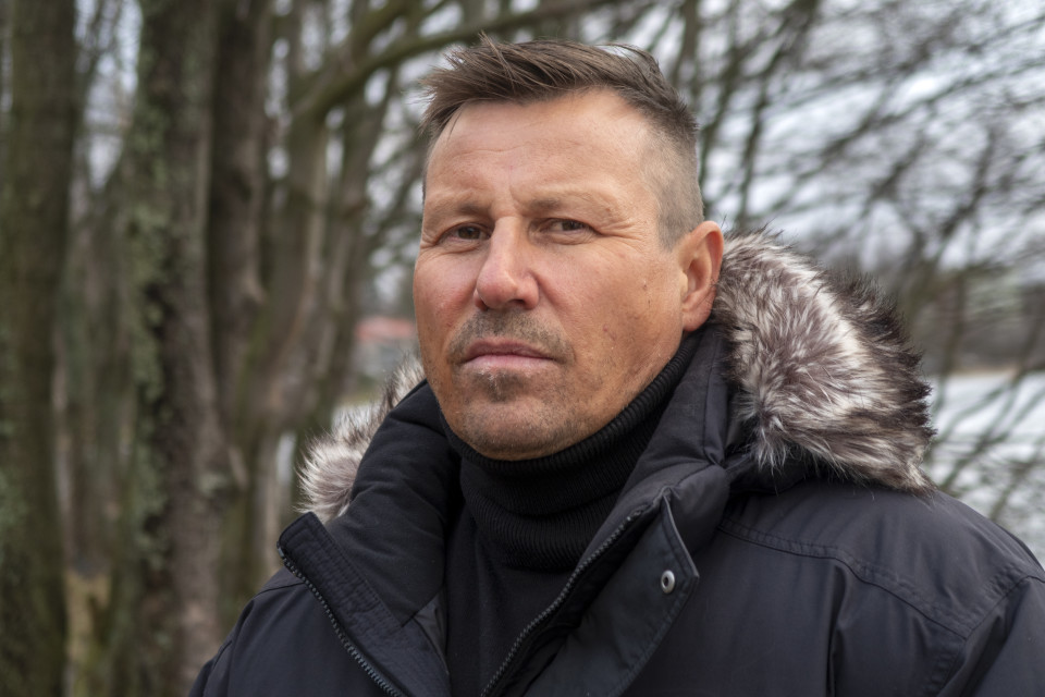 lähikuva Harri Gustafsbergistä ulkona toppatakki päällä