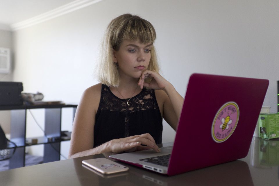 Saana Laigren kirjoittaa tietokoneella