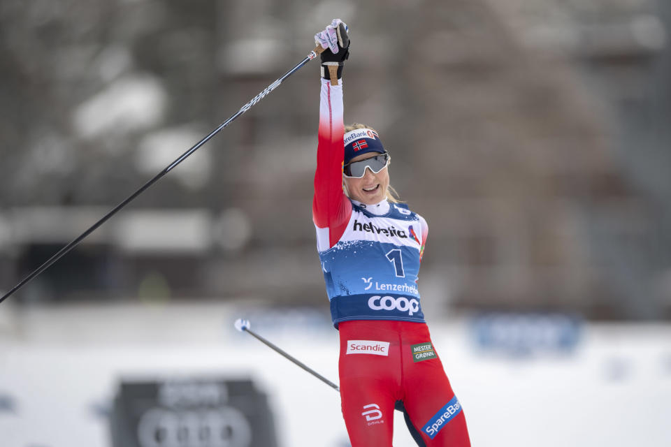 Therese Johaug tuulettaa voittoaan.