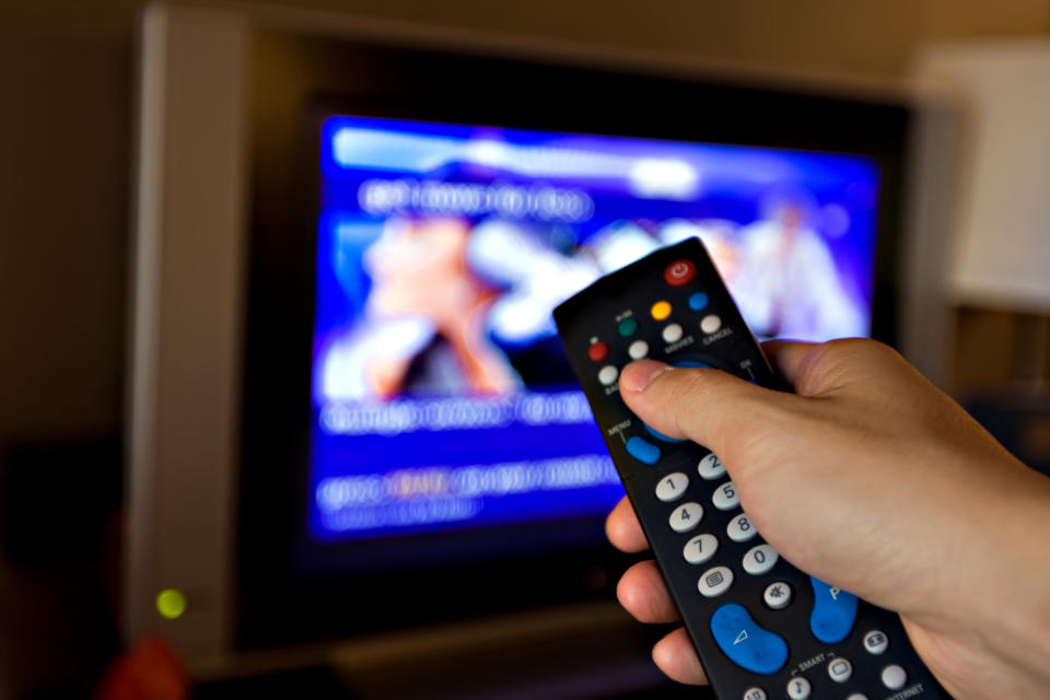 En fjärrkontroll riktas mot en tv