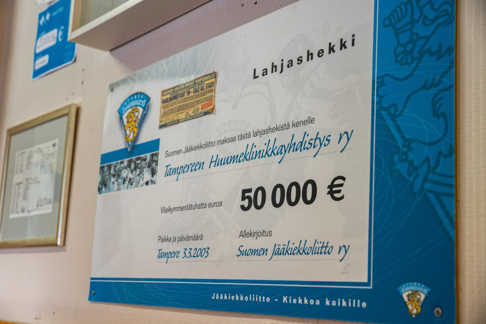 Jääkiekkoliiton lahjoittama shekki